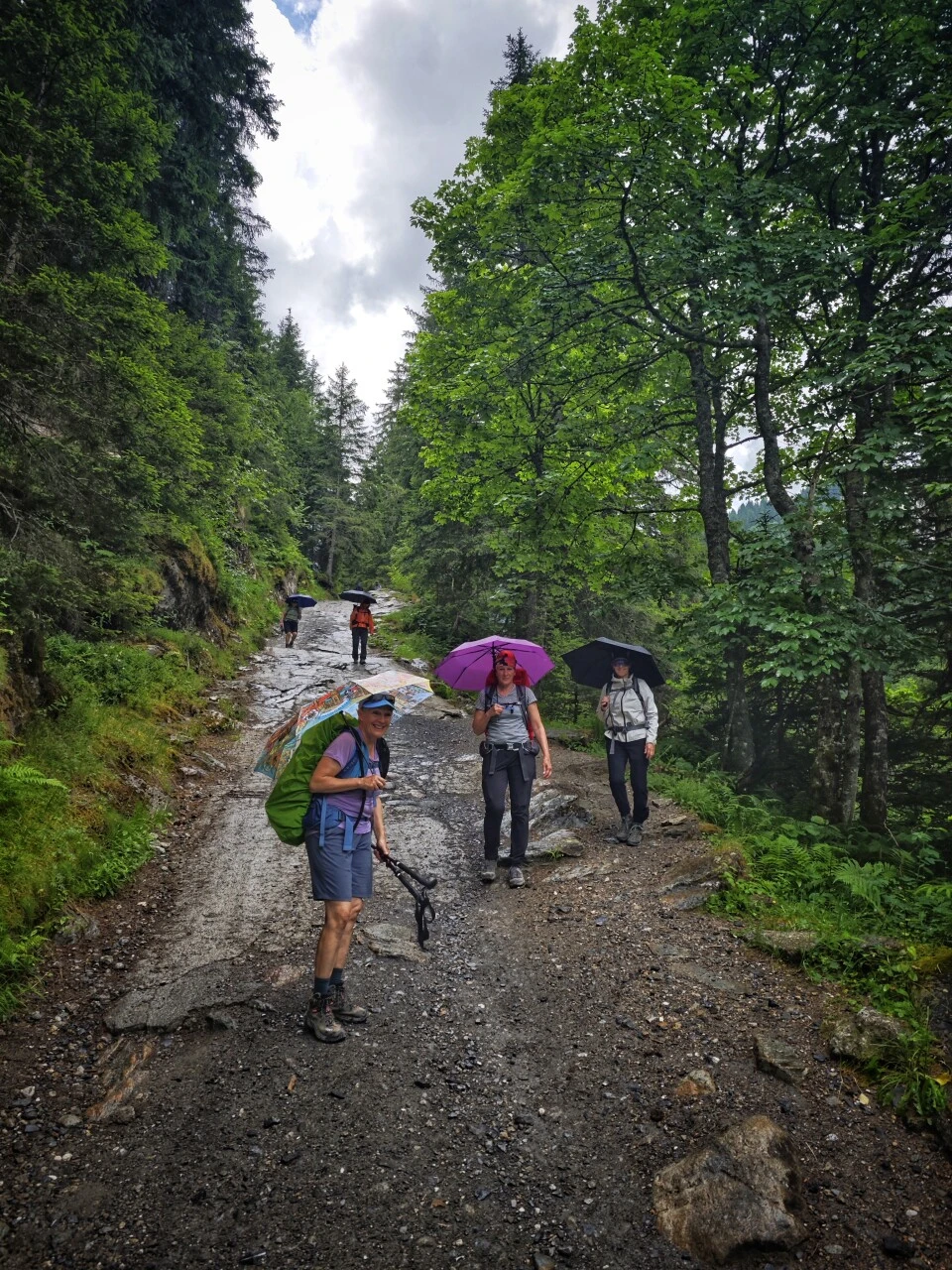 La pioggia fa parte del giro: tre paesi, tre versanti, raramente lo stesso meteo