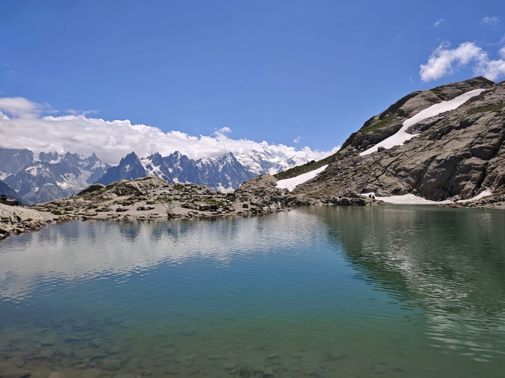 Il Lac Blanc (2.352 m) di fronte alle Aiguilles de Chamonix e al massiccio del Monte Bianco