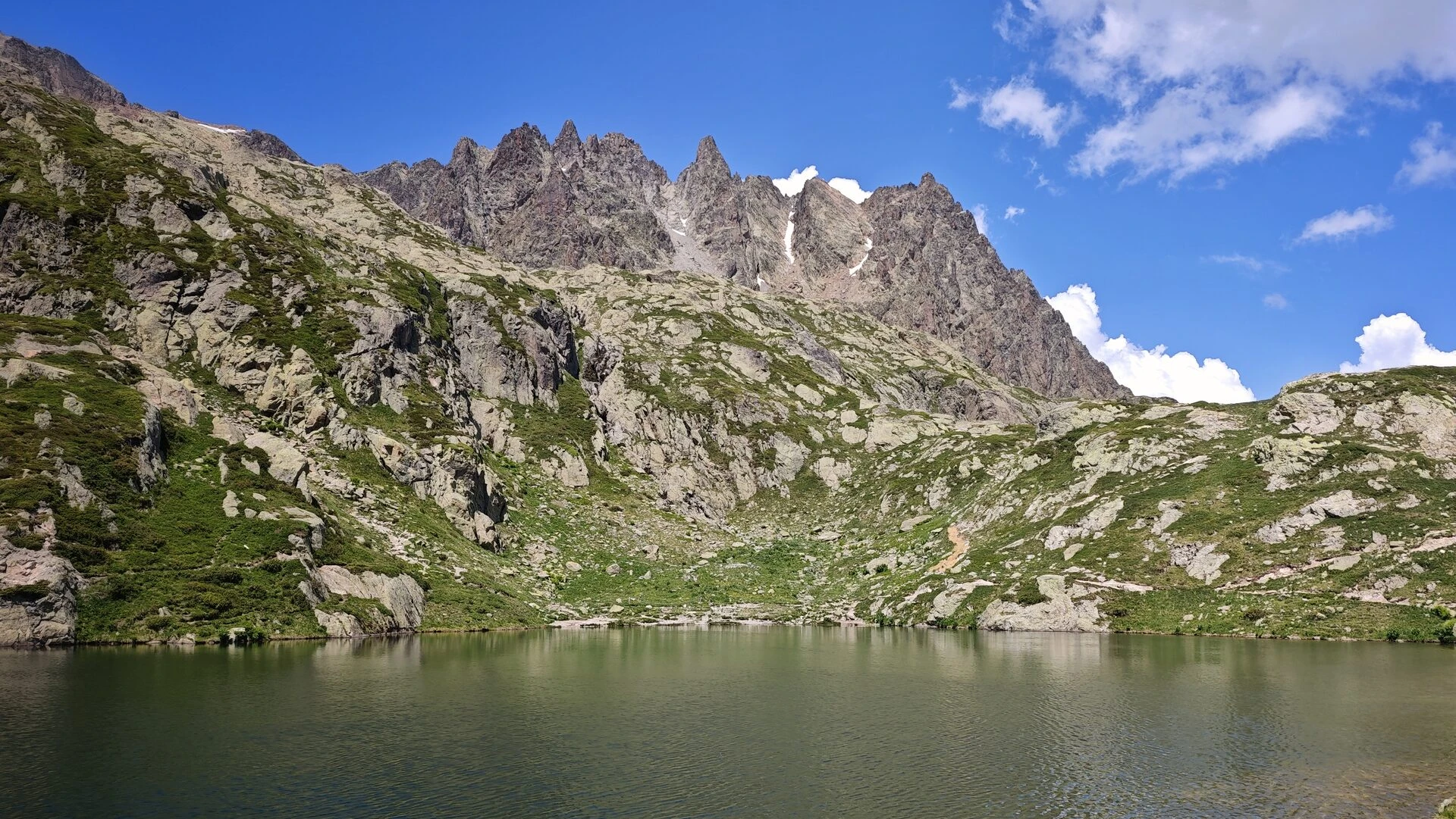 Uno dei lacs des Chéserys ai piedi delle Aiguilles Rouges, sotto il Lac Blanc