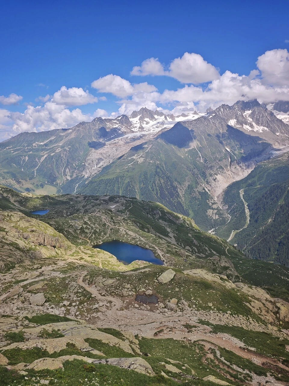Un lago dei Chéserys appoggiato sul suo pianoro, la valle di Chamonix più in basso