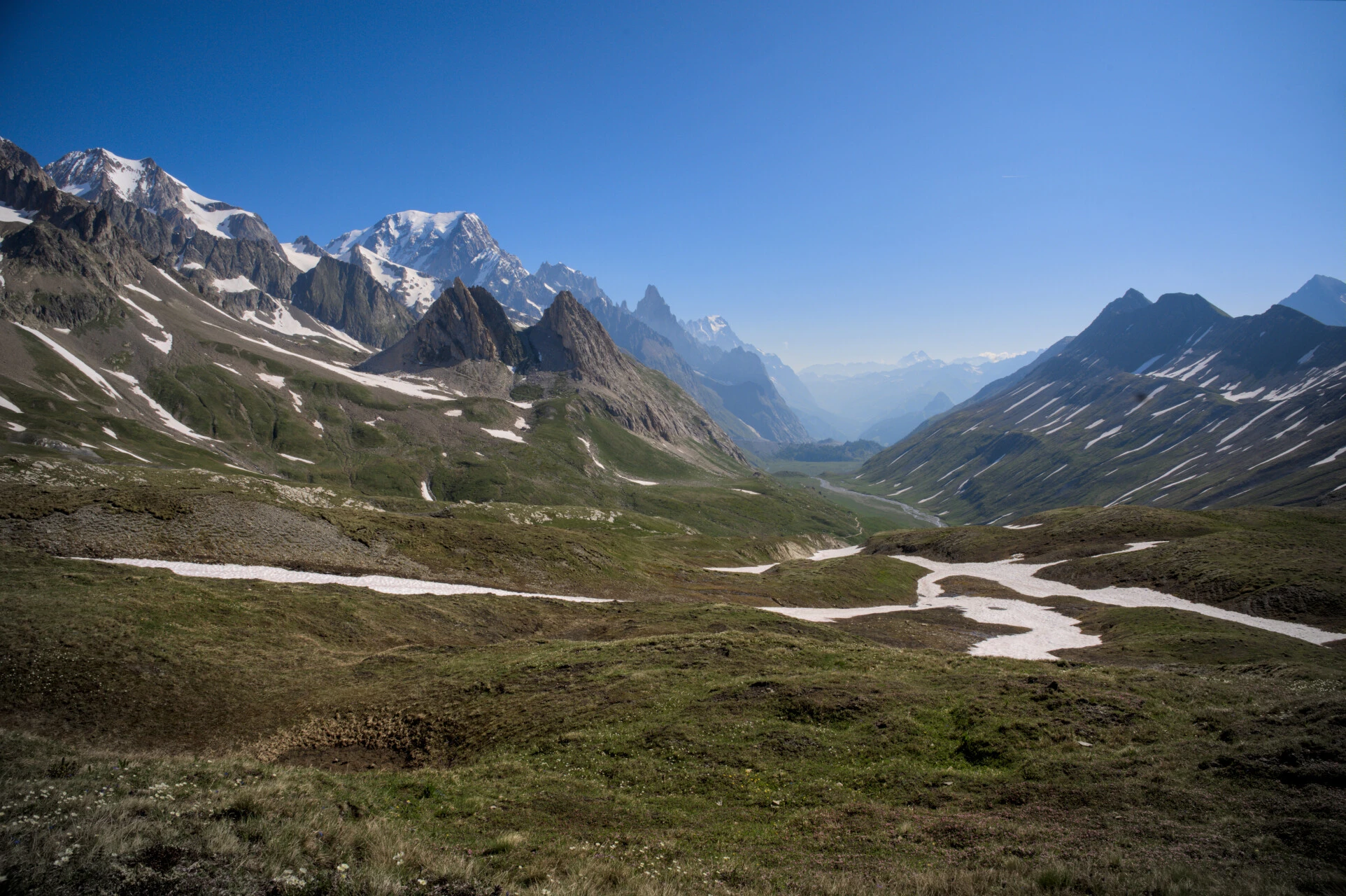 Panorama del Val Veni e la faccia sud del Monte Bianco