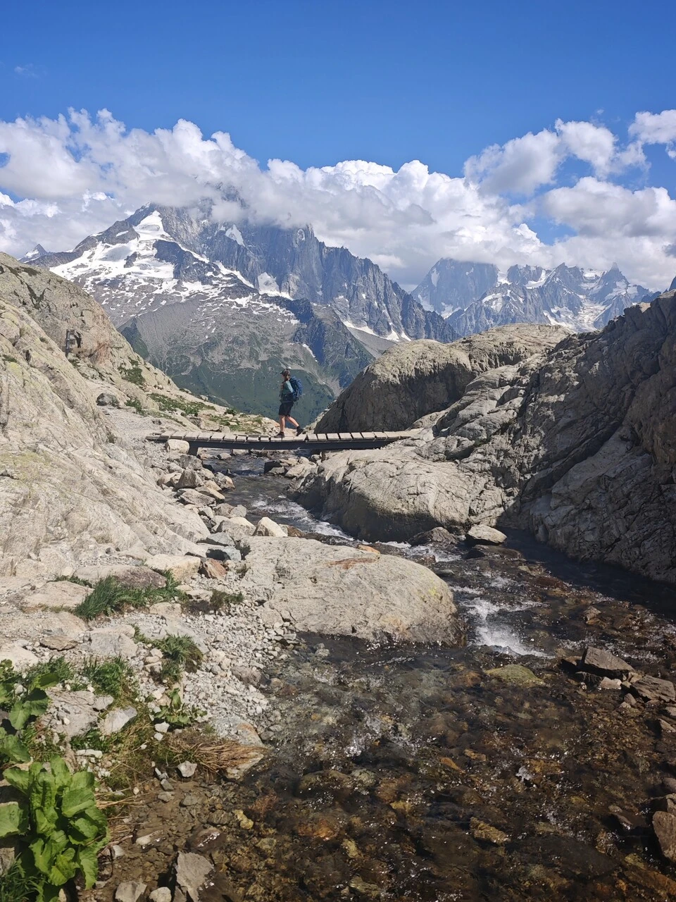 La passerella che supera il torrente sul sentiero del Lac Blanc