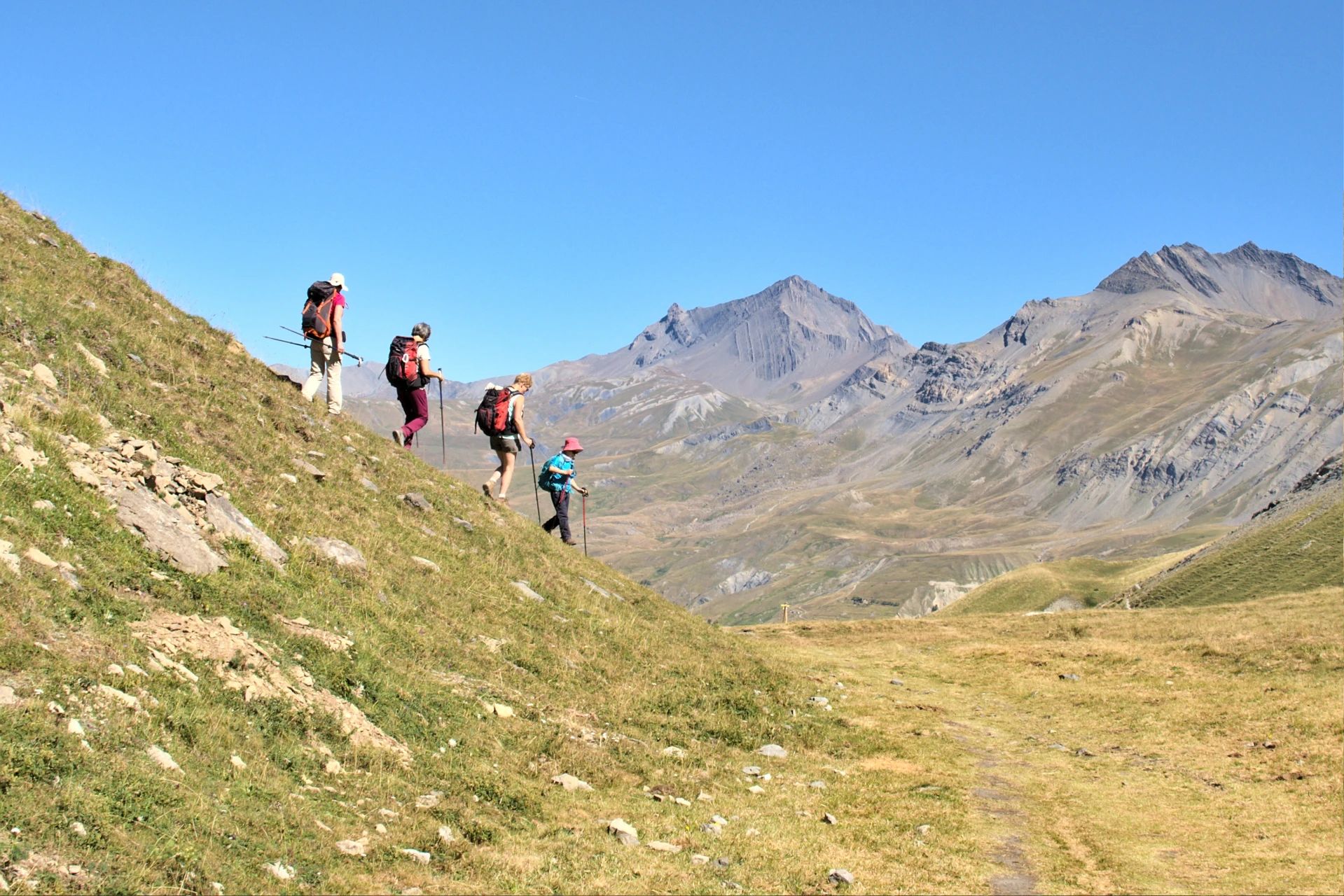 Altimood: Avventure Immersive in Montagna - Trekking, Escursioni e Ciaspolate nelle Alpi