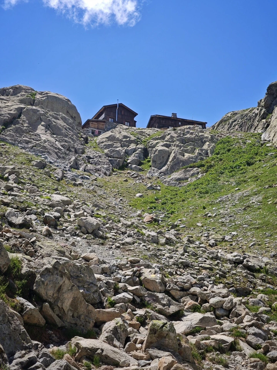 Il Refuge du Lac Blanc, appoggiato sulle placche sopra il sentiero di salita