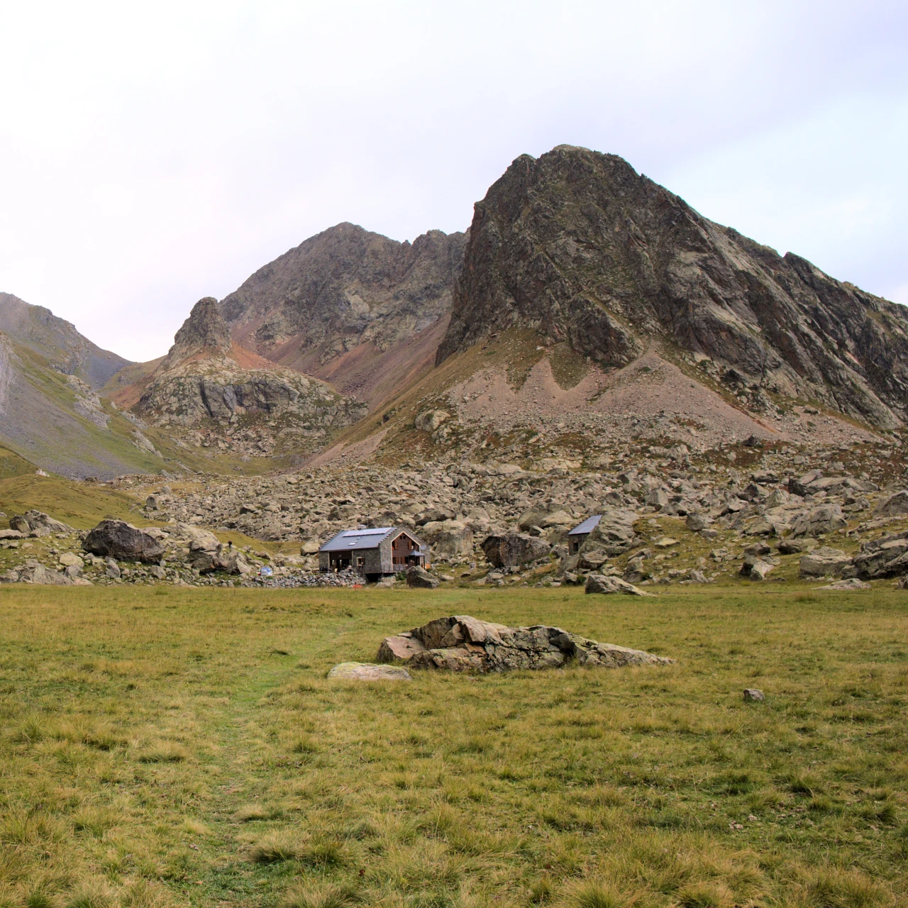 Il Refuge de Vallonpierre e il suo laghetto, ai piedi del Sirac