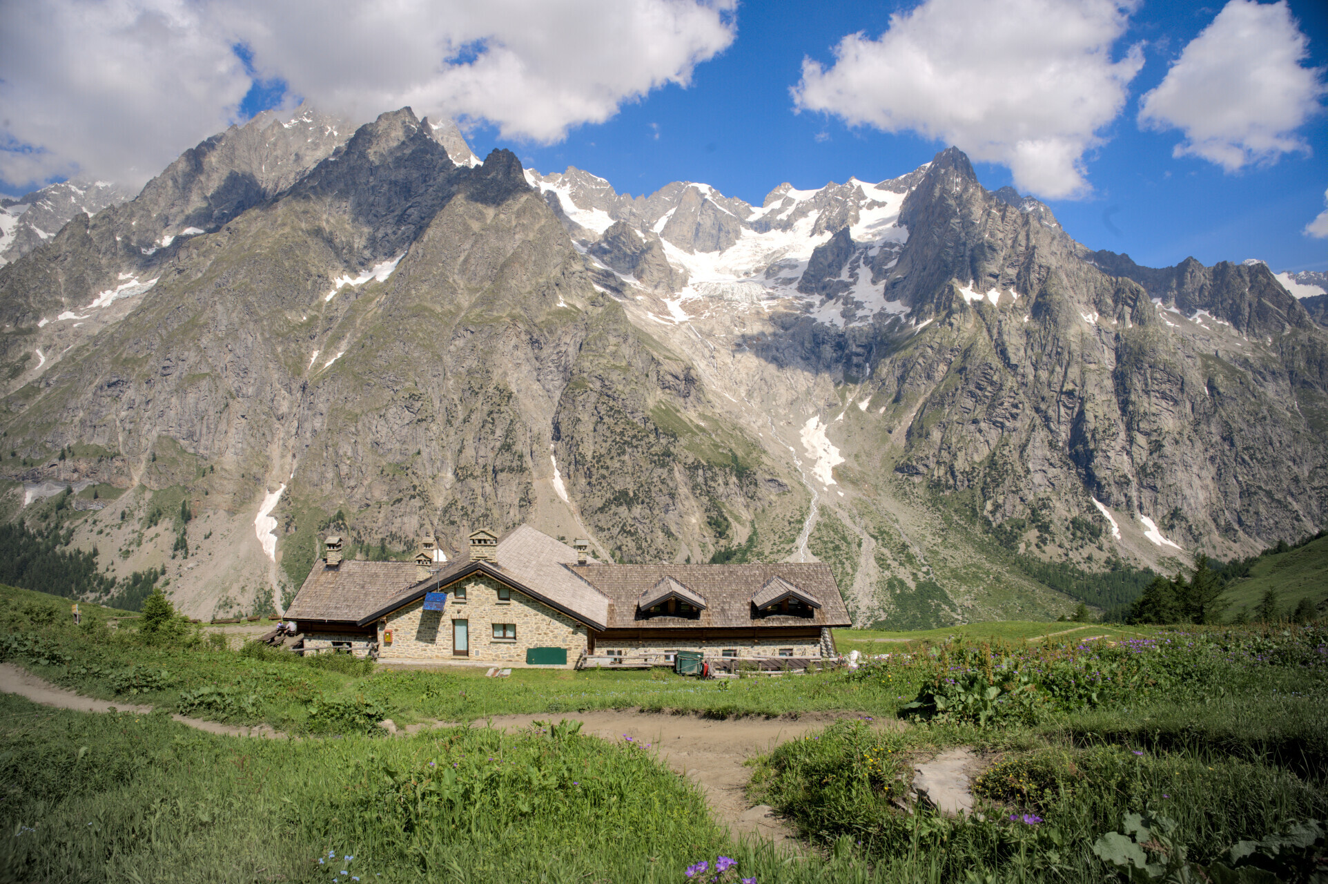 Rifugi e alloggi del Tour du Mont-Blanc: mappa, tappe e prenotazione