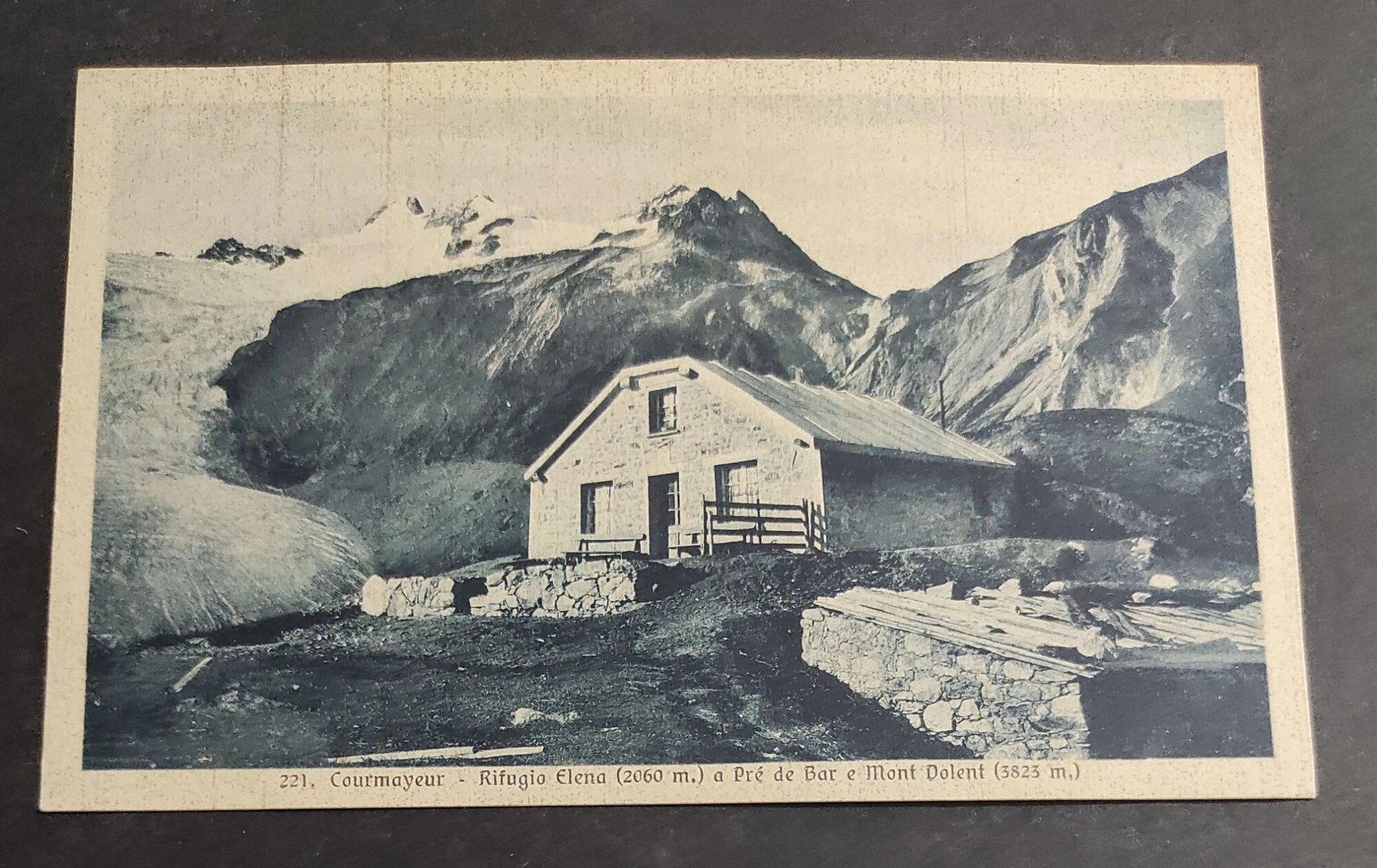 Rifugio Elena sotto il ghiacciaio di Pré de Bar, prima del Grand Col Ferret