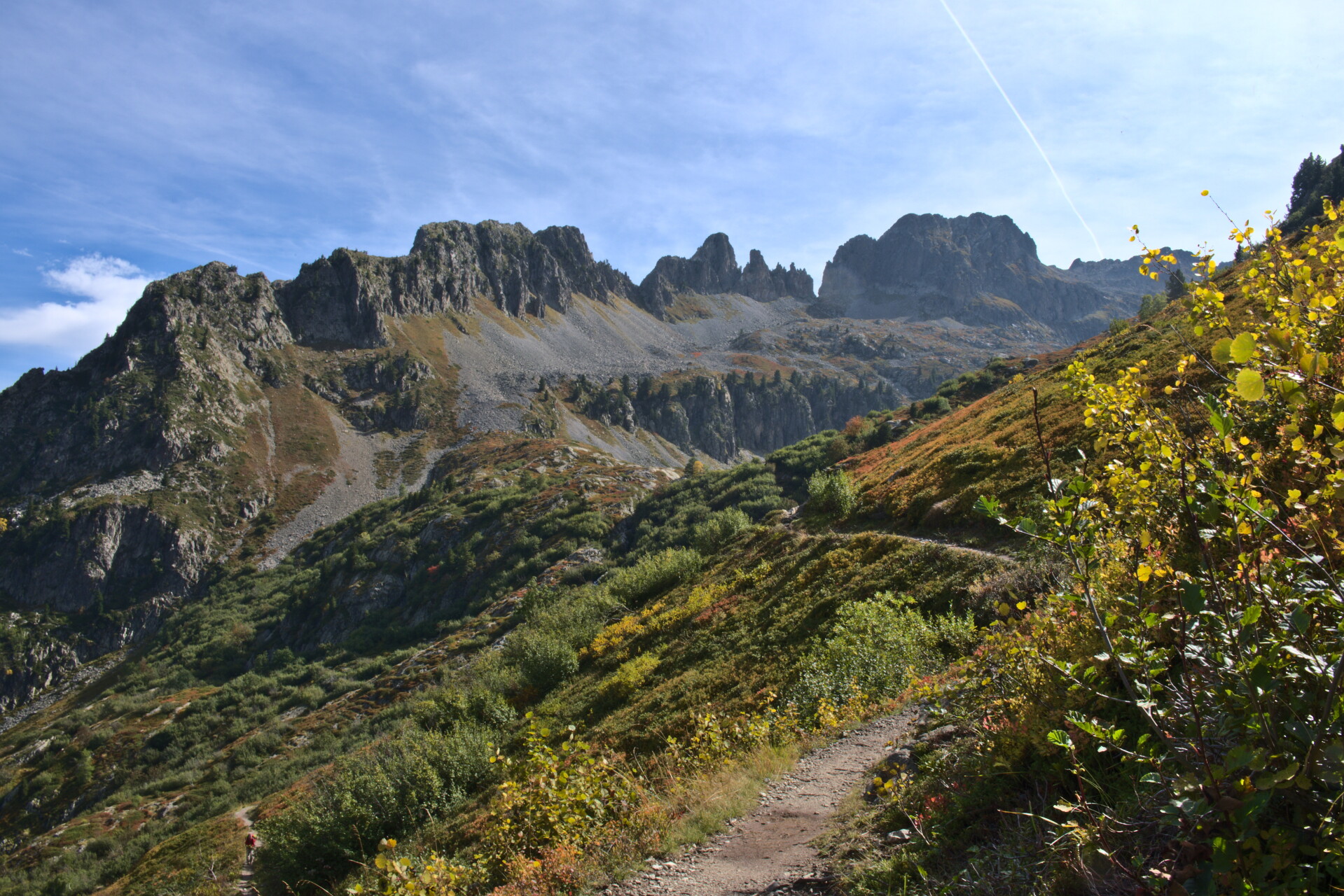 Sentiero di montagna negli Écrins in autunno