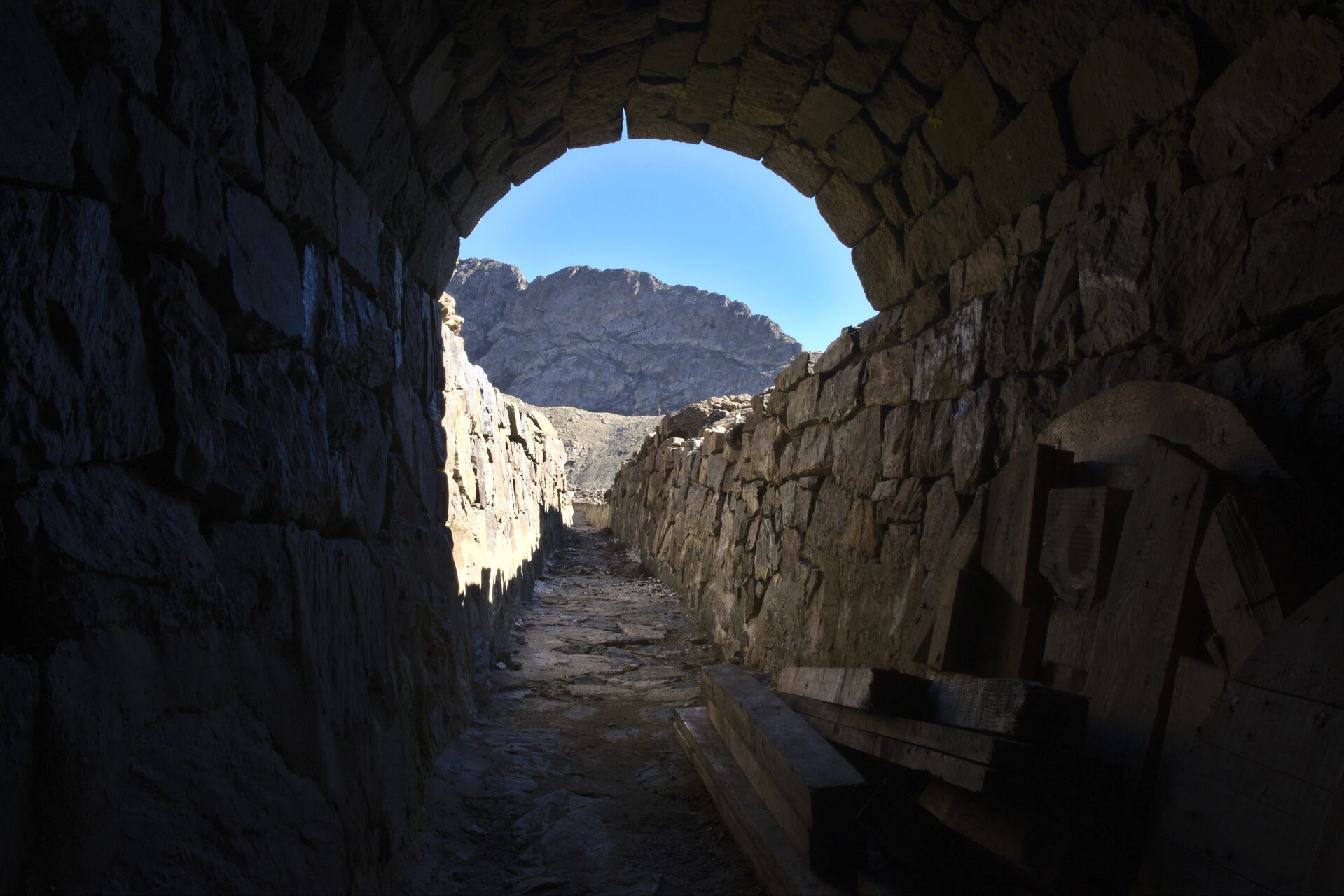 Uscita di una galleria del canal de Mal-Cros, sul versante est del Vieux Chaillol