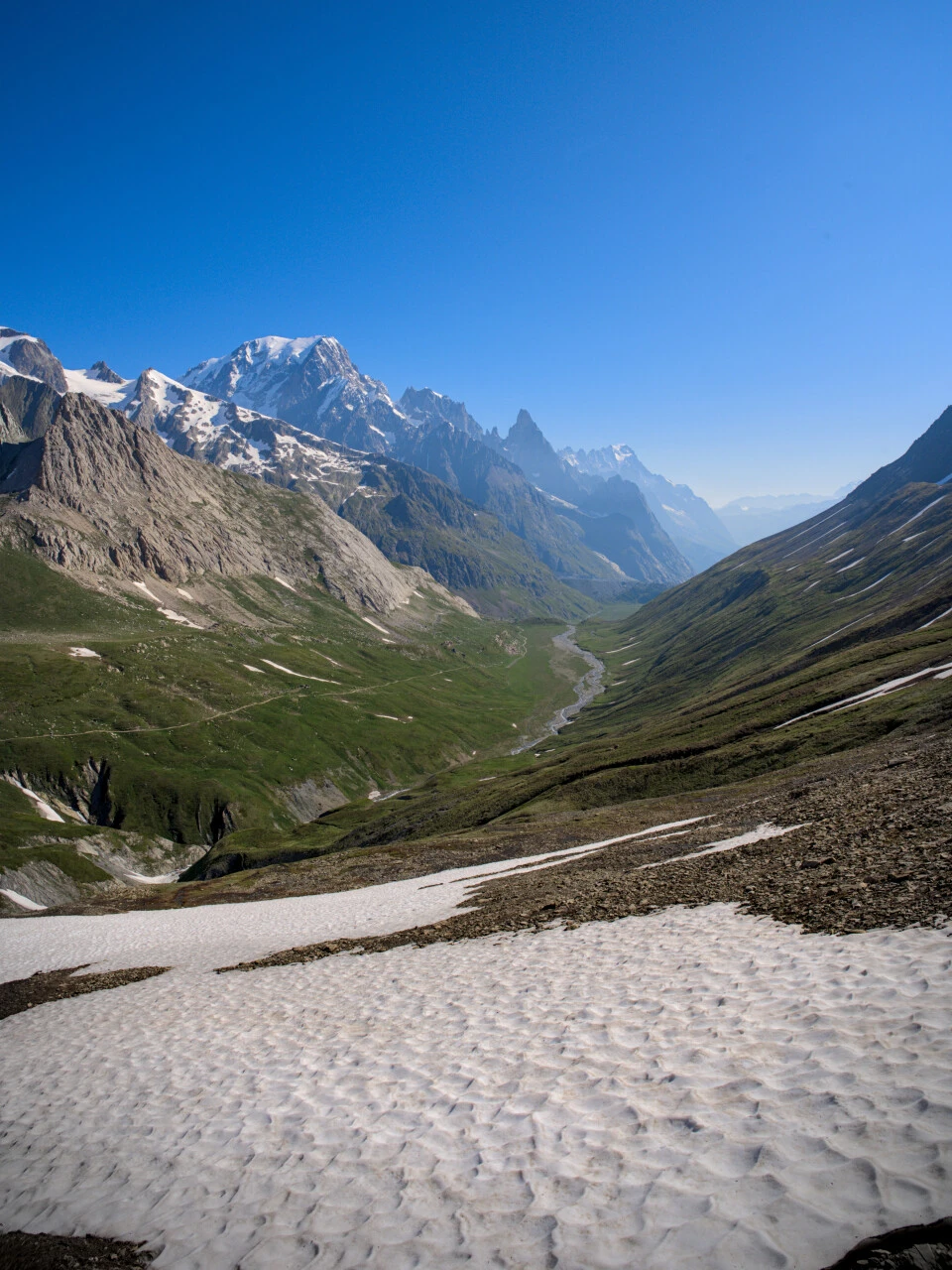 Il Val Veni sotto il cielo estivo, nevai sui pendii del massiccio del Monte Bianco